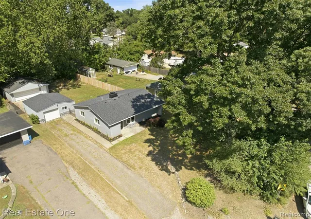 Photo 3 of Sale Pending at 1615 S Commerce Rd, Wolverine Lake, MI 48390 | MLS# 61015202 | Listing updated on 2026-08-29