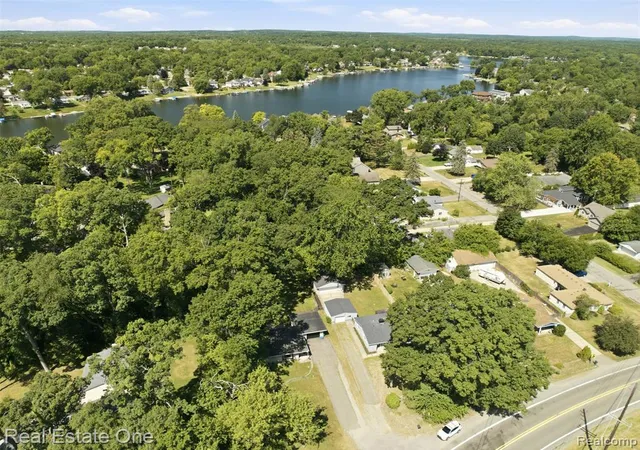 Photo 4 of Sale Pending at 1615 S Commerce Rd, Wolverine Lake, MI 48390 | MLS# 61015202 | Listing updated on 2026-08-29
