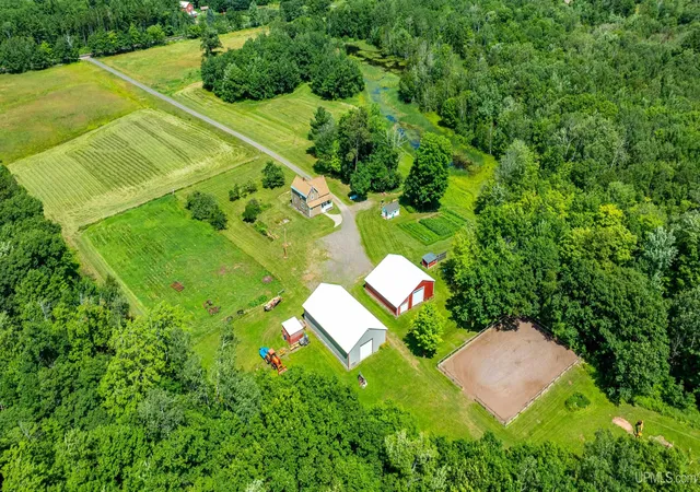 Photo 3 of Single family home for sale at 24551 Upper Point Mills Rd, Hancock, MI 49930 | MLS# 50215927 | Listing updated on 2026-10-05