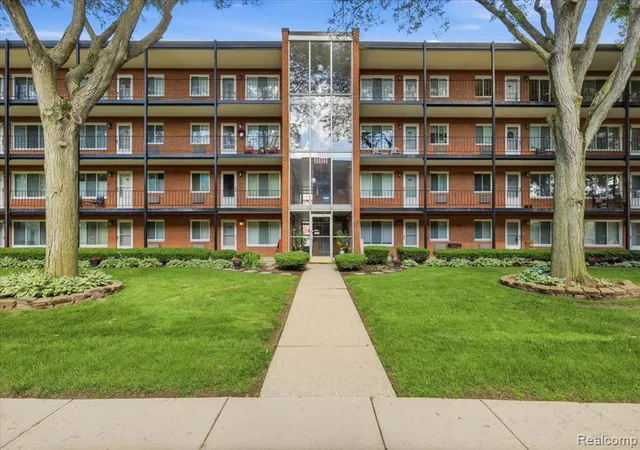 Homes for sale in Royal Oak, MI | 2915 W 13 Mile Rd #308, Royal Oak, MI 48073 | MLS# 61007174