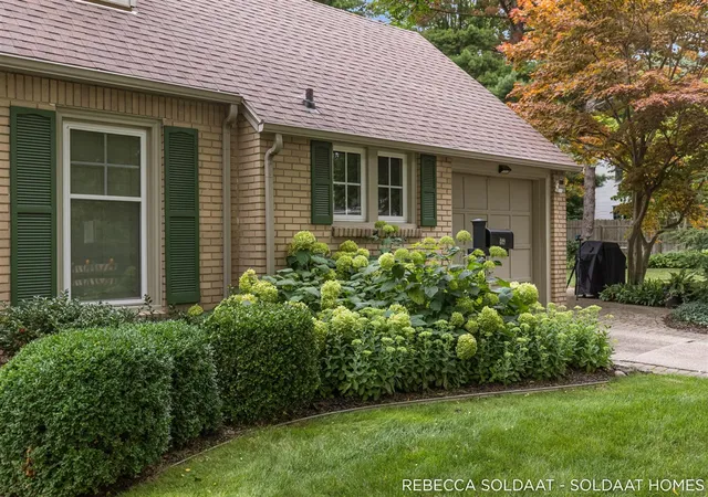 Photo 4 of Sale Pending at 409 Marywood Dr, Grand Rapids, MI 49505 | MLS# 70552983 | Listing updated on 2026-08-21