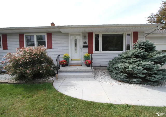 Photo 3 of Sale Pending at 4833 Stadler Rd, Monroe, MI 48162 | MLS# 50189339 | Listing updated on 2026-01-02
