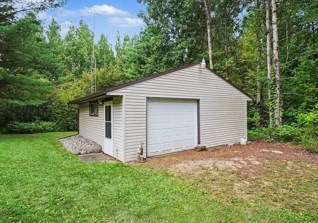 Photo 4 of Single family home for sale at 4303 Renas Rd, Gladwin, MI 48624 | MLS# 50219779 | Listing updated on 2026-09-09