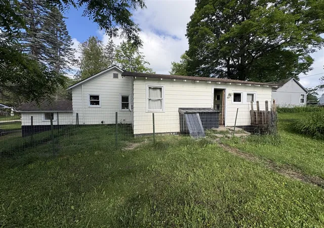 Homes for sale in Evart, MI | 14110 Hicks Lake Dr, Evart, MI 49631 | MLS# 70541983