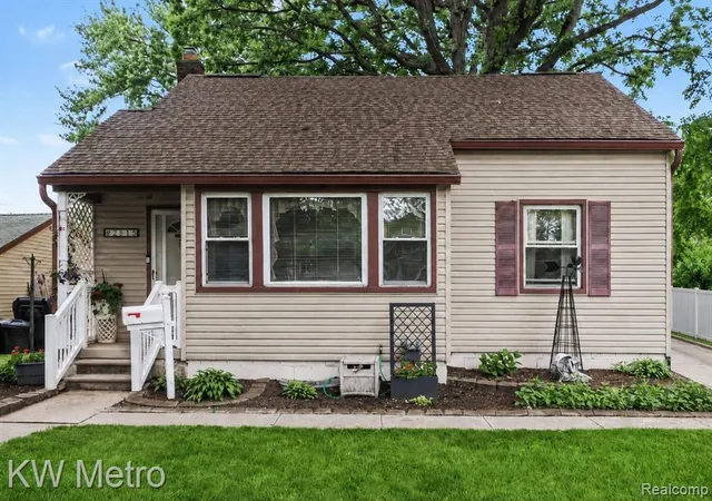 Photo 3 of Single Family Residence at 2815 Ellwood Ave, Berkley, MI 48072 | MLS# 61003794 | | Sold on 2026-07-07