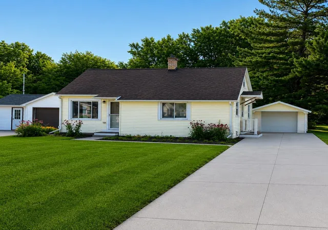 Photo 2 of Single family home for sale at 206 Cambridge St, Bay City, MI 48708 | MLS# 50216858 | Listing updated on 2026-09-09