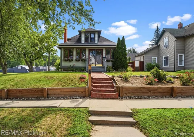 Photo 2 of Sale Pending at 101 S Pine St, Fenton, MI 48430 2141 | MLS# 61013567 | Listing updated on 2026-08-28