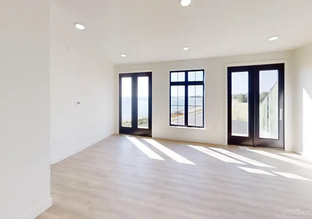 3rd image of 2401 N Lakeshore Blvd, Marquette, MI 49855 | MLS# 50145776
