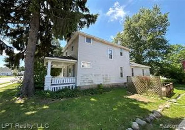 3rd image of 923 10Th St, Port Huron, MI 48060 | MLS# 61008634