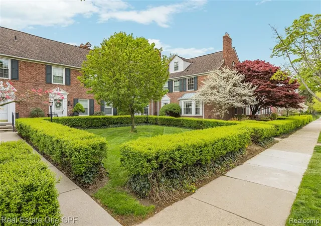 Homes for sale in Grosse Pointe Park, MI | 16904 Saint Paul St, Grosse Pointe Park, MI 48230 | MLS# 60990866