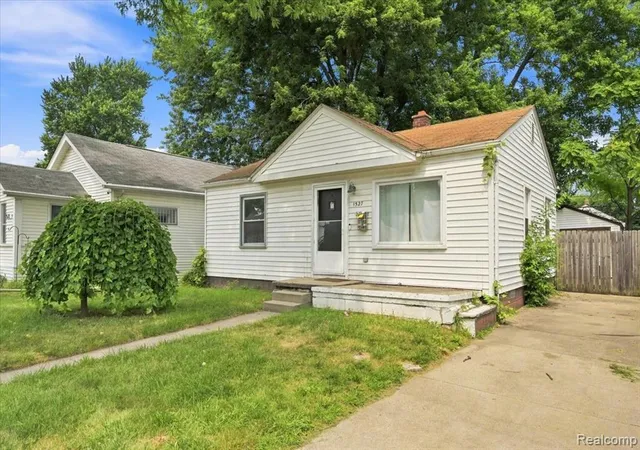 Photo 2 of Single family home for sale at 1527 E Meyers Ave, Hazel Park, MI 48030 | MLS# 61022070 | Listing updated on 2026-08-19