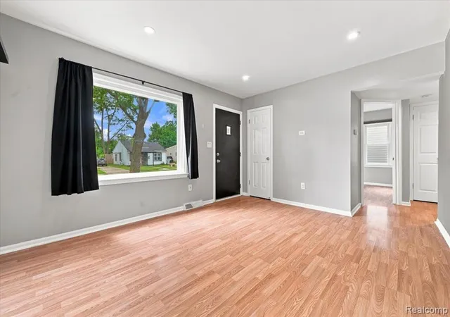 Photo 5 of Single family home for sale at 1527 E Meyers Ave, Hazel Park, MI 48030 | MLS# 61022070 | Listing updated on 2026-08-19