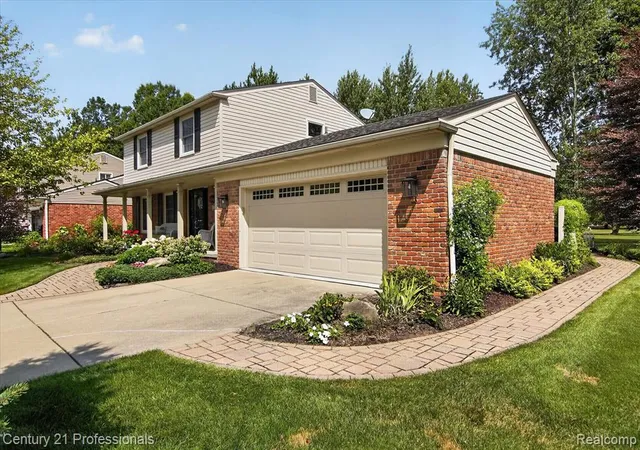 Photo 2 of Single family home for sale at 17634 Country Club Dr, Livonia, MI 48152 2930 | MLS# 61024154 | Listing updated on 2026-08-29