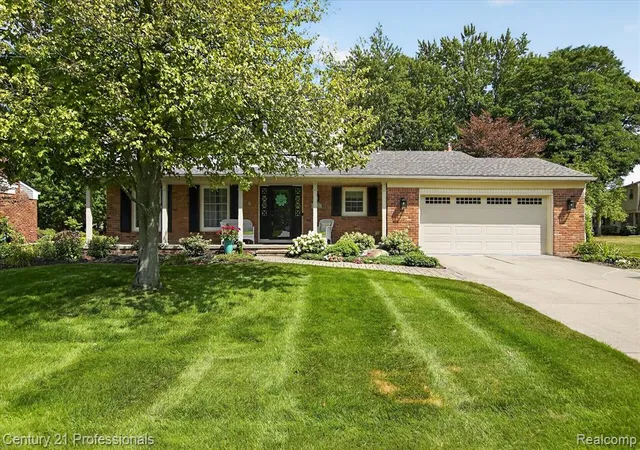 Photo 3 of Single family home for sale at 17634 Country Club Dr, Livonia, MI 48152 2930 | MLS# 61024154 | Listing updated on 2026-08-29