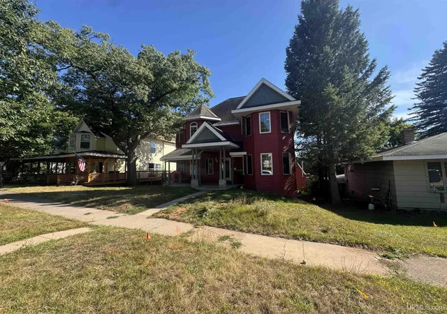 Photo 2 of Single family home for sale at 817 E B St, Iron Mountain, MI 49801 | MLS# 50219653 | Listing updated on 2026-09-10