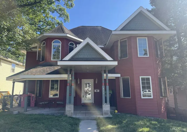 Photo 3 of Single family home for sale at 817 E B St, Iron Mountain, MI 49801 | MLS# 50219653 | Listing updated on 2026-10-06