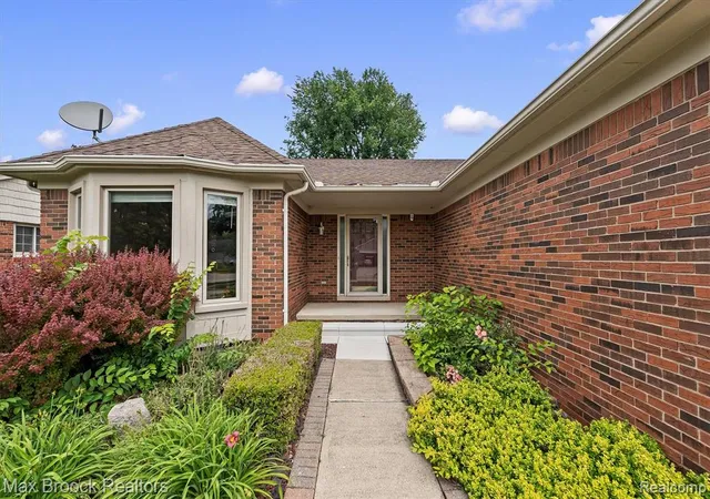 4th image of 1776 Hillman Dr, Troy, MI 48083 | MLS# 61007694