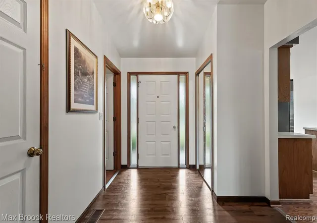 5th image of 1776 Hillman Dr, Troy, MI 48083 | MLS# 61007694
