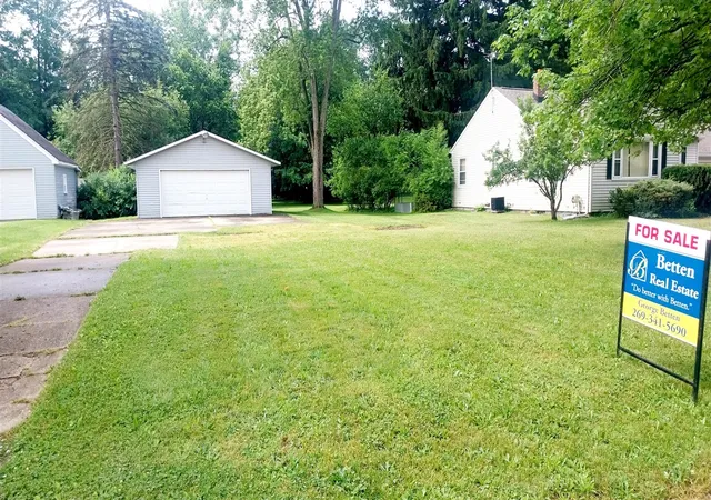 1st image of 924 Parchmount Ave, Kalamazoo, MI 49004 | MLS# 70537735
