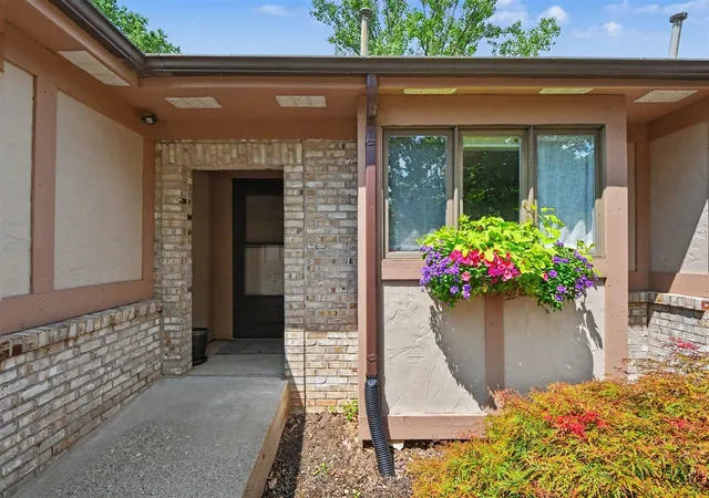 Photo 3 of Sale Pending at 3124 Maple Villa Dr, Grand Rapids, MI 49508 | MLS# 70551541 | Listing updated on 2026-09-16