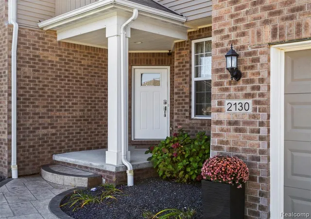 Homes for sale in Lake Orion, MI | 2130 Findley Cir, Lake Orion, MI 48360 | MLS# 61004055
