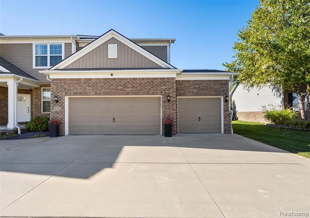 Homes for sale in Lake Orion, MI | 2130 Findley Cir, Lake Orion, MI 48360 | MLS# 61004055