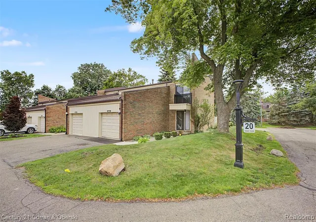 Homes for sale in Livonia, MI | 18240 University Park Dr, Livonia, MI 48152 | MLS# 61006497
