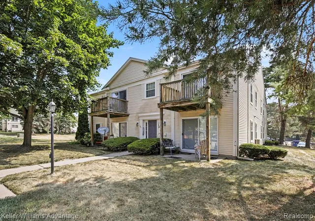 2nd image of 841 Bloomfield Vlg Blvd, Auburn Hills, MI 48326