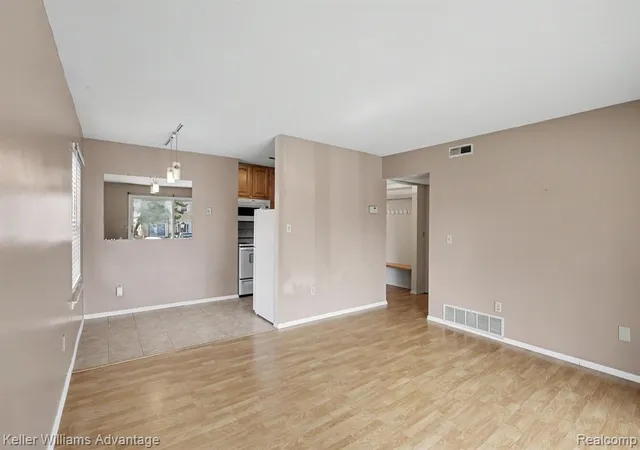 3rd image of 841 Bloomfield Vlg Blvd, AuburnHillsCity_Oakland, MI 48326