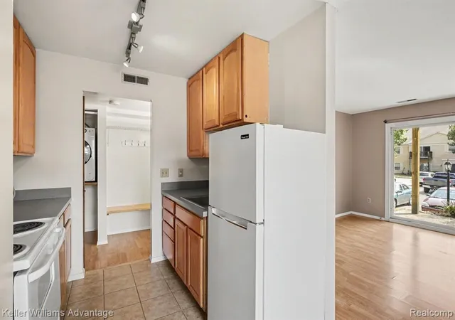5th image of 841 Bloomfield Vlg Blvd, AuburnHillsCity_Oakland, MI 48326