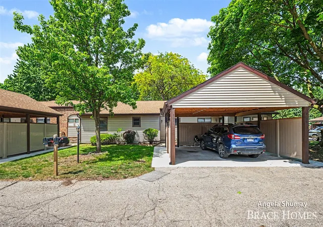 1st image of 2631 Chatham Woods Dr, Grand Rapids, MI 49546 | MLS# 70536722