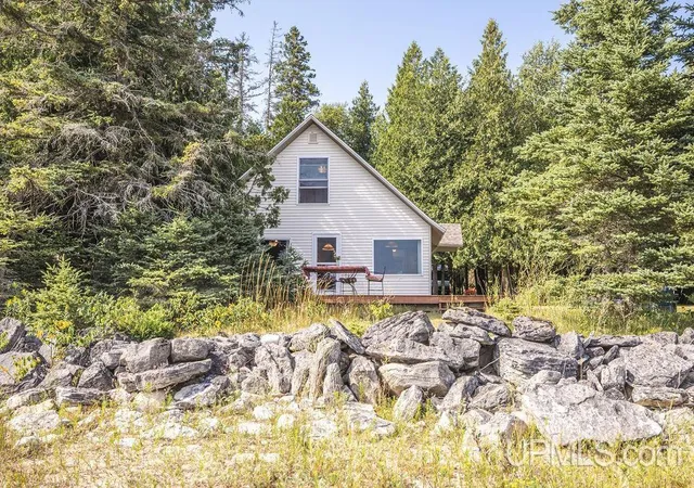 Photo 3 of Sale Pending at 11297 East Beach Rd, Naubinway, MI 49762 | MLS# 50219368 | Listing updated on 2026-09-02