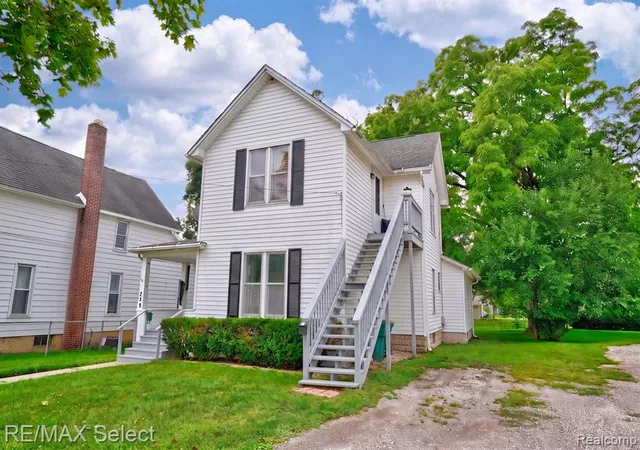 Photo 2 of Sale Pending at 209 N Cherry St, Flushing, MI 48433 1603 | MLS# 61025880 | Listing updated on 2026-09-02