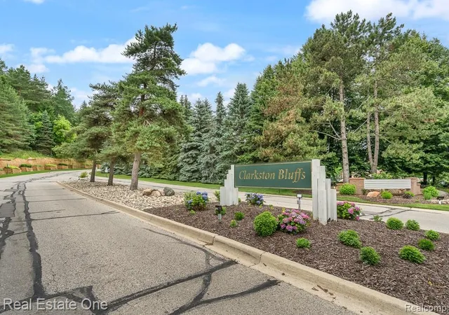 Homes for sale in Clarkston, MI | 6595 Scenic Pines Ct, Clarkston, MI 48346 | MLS# 61002121