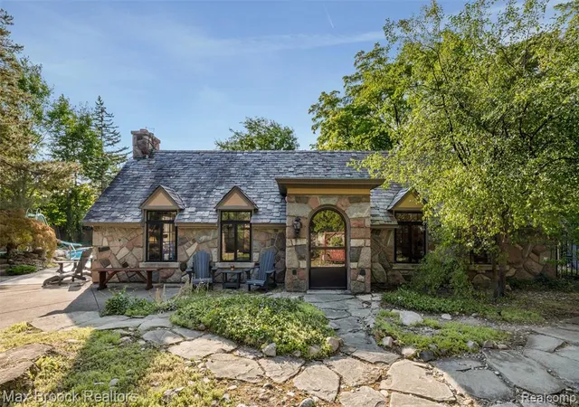 Photo 1 of Sale Pending at 16281 Fairfax St, Southfield, MI 48075 6910 | MLS# 61023675 | Listing updated on 2026-09-19