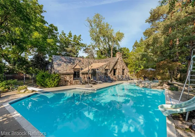 Photo 2 of Sale Pending at 16281 Fairfax St, Southfield, MI 48075 6910 | MLS# 61023675 | Listing updated on 2026-09-19