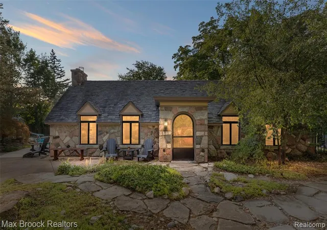Photo 3 of Sale Pending at 16281 Fairfax St, Southfield, MI 48075 6910 | MLS# 61023675 | Listing updated on 2026-09-19