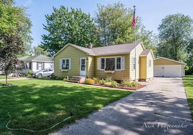 2nd image of 712 River St, Spring Lake, MI 49456 | MLS# 70554067