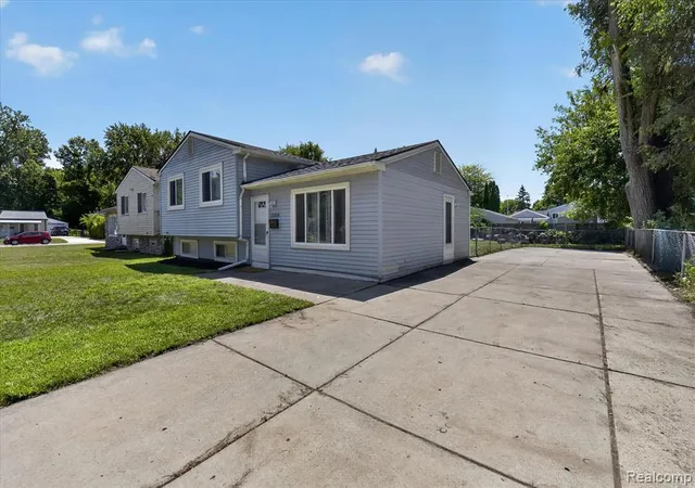 Photo 3 of Sale Pending at 15924 Orchard St, Romulus, MI 48174 2934 | MLS# 61014741 | Listing updated on 2026-08-31