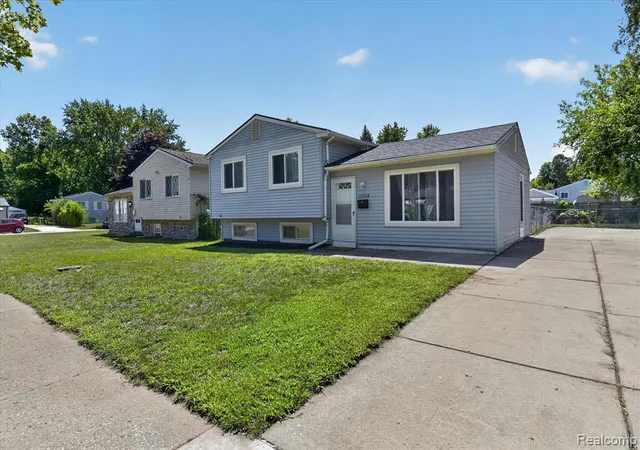 Photo 4 of Sale Pending at 15924 Orchard St, Romulus, MI 48174 2934 | MLS# 61014741 | Listing updated on 2026-08-31