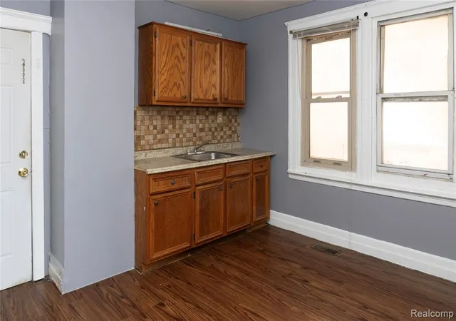 3rd image of 2441 Holbrook St, Hamtramck, MI 48212 4286 | MLS# 60996151