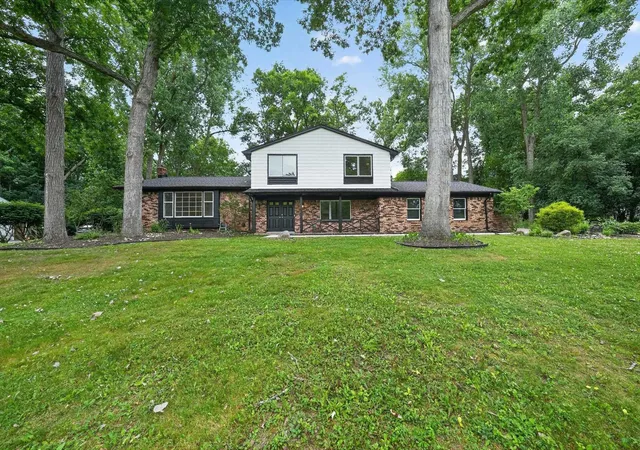 Homes for sale in West Bloomfield, MI | 2049 Shore Hill Dr, West Bloomfield, MI 48323 | MLS# 50214414