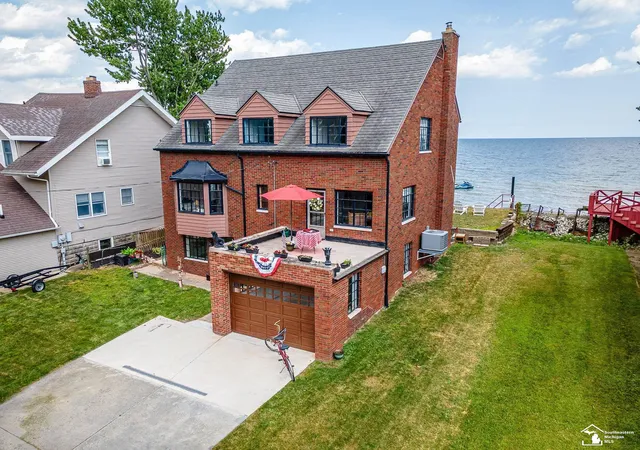 Homes for sale in Newport, MI | 3880 Lakeshore Dr, Newport, MI 48166 | MLS# 50180687