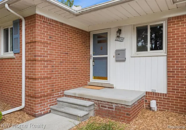 Photo 3 of Sale Pending at 22934 Warner St, Farmington, MI 48336 3973 | MLS# 61025218 | Listing updated on 2026-09-12