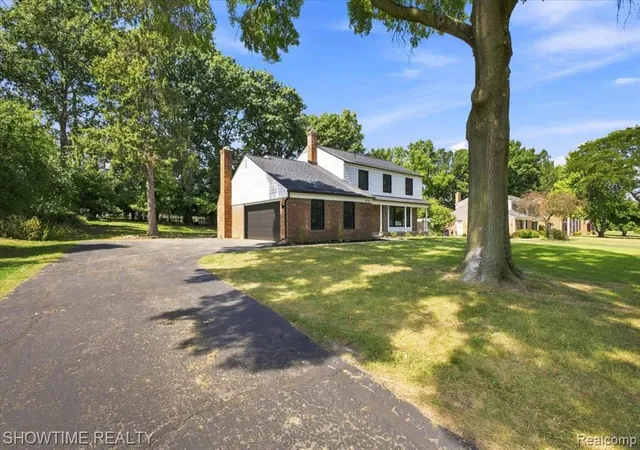 Photo 2 of Sale Pending at 4348 Covered Bridge Rd, Bloomfield Hills, MI 48302 1825 | MLS# 61025131 | Listing updated on 2026-09-12