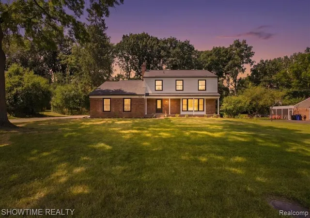 Photo 3 of Sale Pending at 4348 Covered Bridge Rd, Bloomfield Hills, MI 48302 1825 | MLS# 61025131 | Listing updated on 2026-09-12