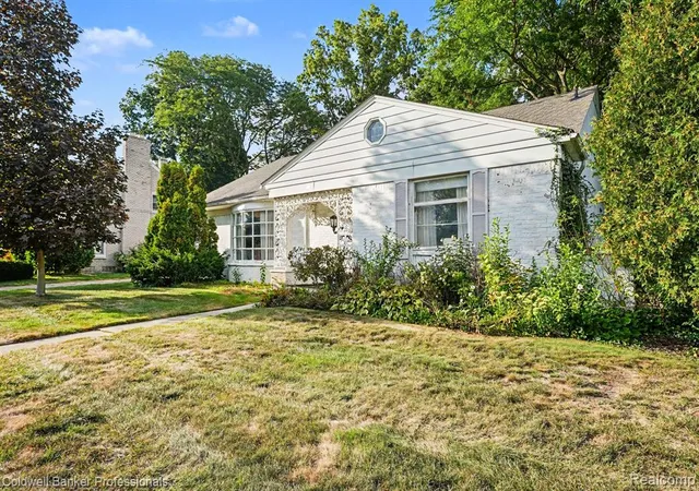 Photo 3 of Single family home for sale at 16 Hawthorne Rd, Grosse Pointe Shores, MI 48236 1411 | MLS# 61025600 | Listing updated on 2026-09-13