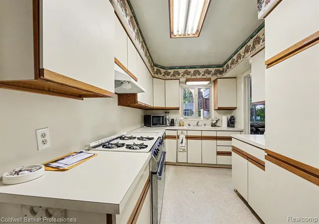 Photo 4 of Single family home for sale at 16 Hawthorne Rd, Grosse Pointe Shores, MI 48236 1411 | MLS# 61025600 | Listing updated on 2026-09-13