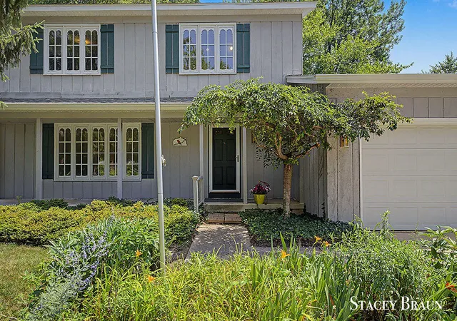Photo 2 of Sale Pending at 2136 Rolling Hills Dr, Grand Rapids, MI 49546 | MLS# 70544107 | Listing updated on 2026-08-31