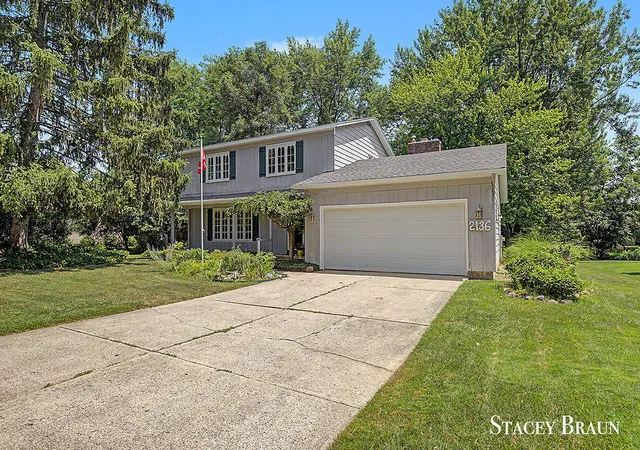 Photo 3 of Sale Pending at 2136 Rolling Hills Dr, Grand Rapids, MI 49546 | MLS# 70544107 | Listing updated on 2026-08-31